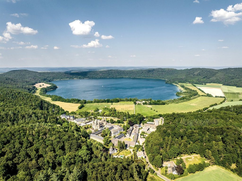 Laacher-See-mit-Abtei-Maria-Laach
