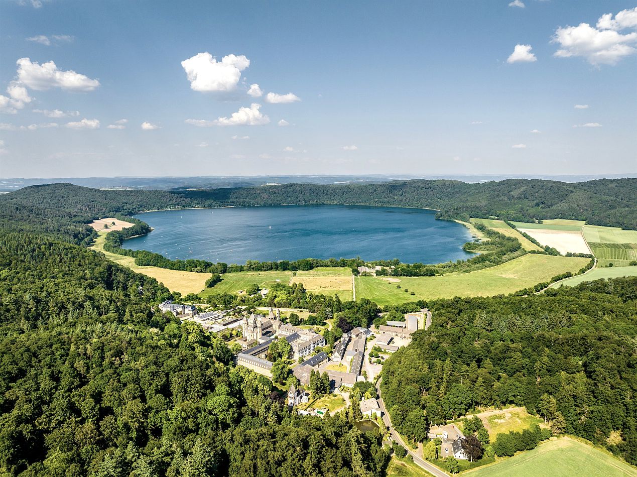 Laacher-See-mit-Abtei-Maria-Laach
